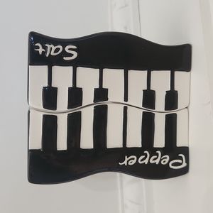 Juleez Piano Keys Ceramic Black and White Salt & Pepper Shakers Music Pianist